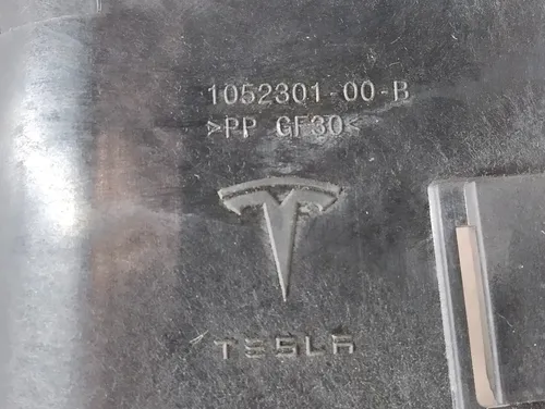 25 Montážní držák pojistkové skříňky s poškozením Tesla model S REST 1052301-00-B