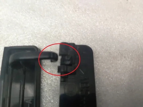 Lo stupe dei pannelli decorativi del tetto della sinistra destra (assemblaggio) con danni al modello Tesla S 1052493-00-A