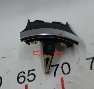 2 Znak T na zderzaku przednim z uszkodzeniem Tesla model S REST 1056386-00-F