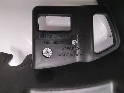 6 Кронштейн облицювання стійки B верхній правий Tesla model X 1056081-00-E