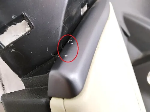 17 C 柱装饰右下方 PUR CREAM GRAPHITE 损坏 Tesla Model S、Model S REST 1051769-S2-F