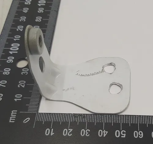 Кронштейн кріплення крила переднього лівого/правого середній Tesla model X 1055757-00-A