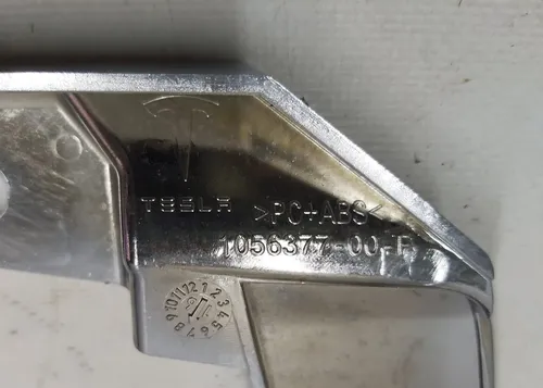 4 شواية أمامية مزخرفة بالكروم على شكل حرف V مع تلف Tesla Model S REST 1065233-00-D