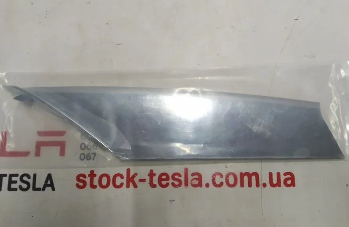 Pravý horní kryt průchodky chrom NOVINKA neoriginální Tesla model S REST 1056380-00-C