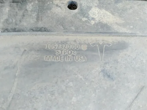 Spodní difuzor zadního nárazníku (poškozený) Tesla model S REST 1057320-00-B