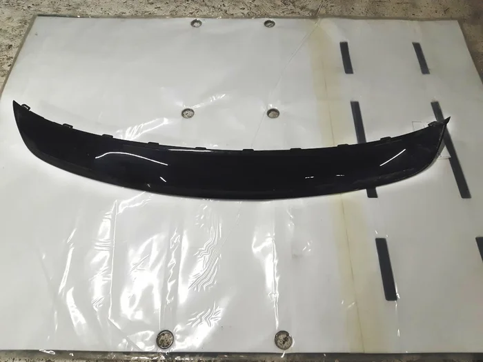 16 Dolna listwa tylnego zderzaka (warga) lakierowana PMNG (uszkodzona) Tesla model S REST 1057321-00-C