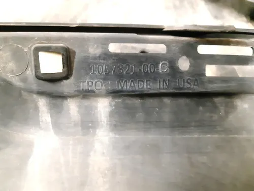 16 Dolna listwa tylnego zderzaka (warga) lakierowana PMNG (uszkodzona) Tesla model S REST 1057321-00-C