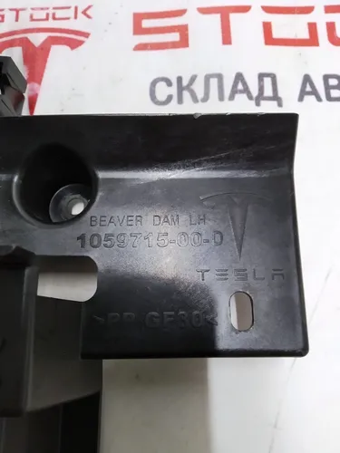 9 Кронштейн панель підлоги 2-го ряду сидінь ліва Tesla Model X 1059715-00-D