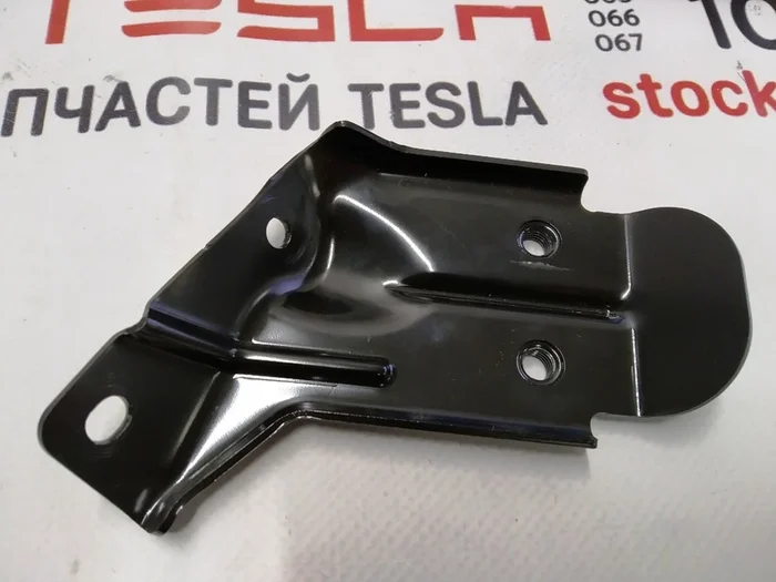 Кронштейн кріплення петлі (фіксатора) багажу Tesla model X 1060012-00-D