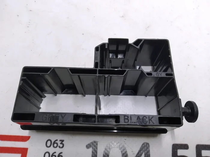 1061154-00-B 시트의 두 번째 열 배선 고정 용 브래킷, 오른쪽 Tesla 모델 X 1061154-00-B