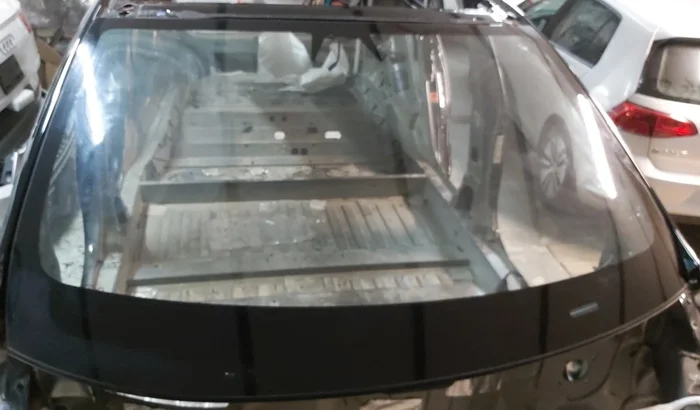 Windshield glass AP 2.5 (wiper with heating) complete with rain and light sensor and autopilot camera bracket Tesla model S REST 1061987-01-J