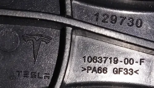 用于右后门 Tesla 型号 X 的径向超声波传感器外壳 1075448-00-C