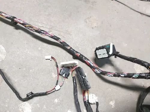 1 Vnitřní rozvody, pravé Premium s poškozením, rozebírání Tesla model 3 1067955-00-G