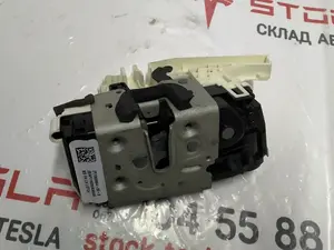 Замок дверей передньої лівої Tesla model 3 1068964-00-M