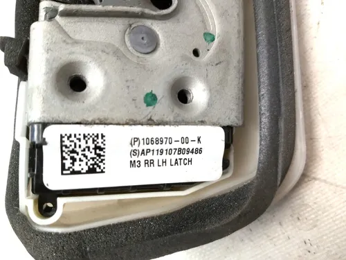 Замок дверей задніх лівих з пошкодженням Tesla model 3 1068970-00-M