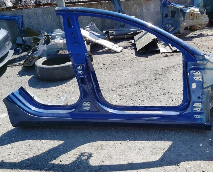 Ciało boczne A/B (środkowy) Model Tesla 3 1073674-S0-B