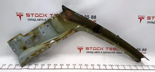 Kwart rechter voorstijl A (voorkant) buitenste deel (paneel) (defect - bijgesneden) Tesla model 3 1073680-S0-A