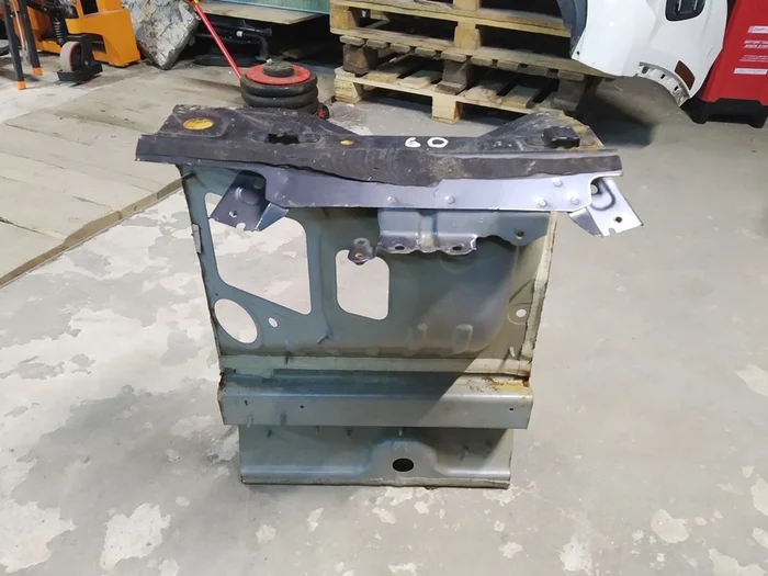 Kropsfragment af den centrale del af motorskjoldet Tesla model 3 1073826-S0-A