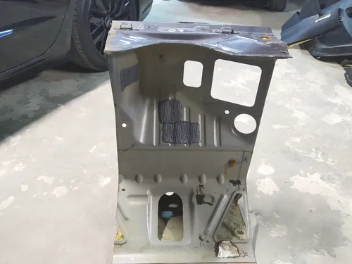 Kropsfragment af den centrale del af motorskjoldet Tesla model 3 1073826-S0-A