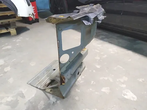 Kropsfragment af den centrale del af motorskjoldet Tesla model 3 1073826-S0-A