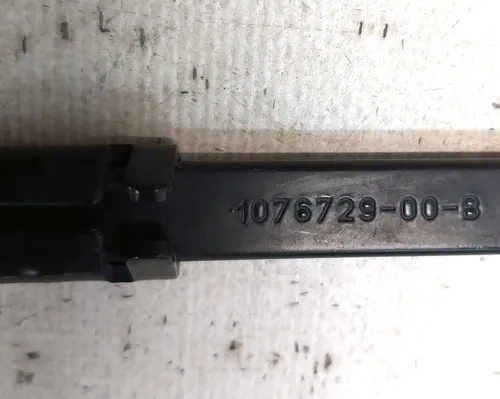 Brazo limpiaparabrisas derecho con línea dañada Tesla modelo 3 1076729-00-B