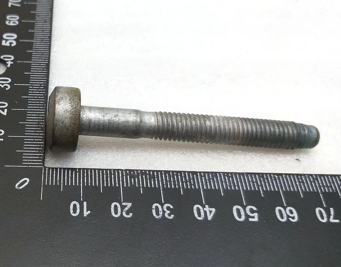 Bullone di montaggio della trasmissione dell'inclinazione del sedile, 2a fila sinistra destra FLG LK M8XA 64 PC10.9 SO Tesla modello X, modello X marzo 2021 1077355-00-A