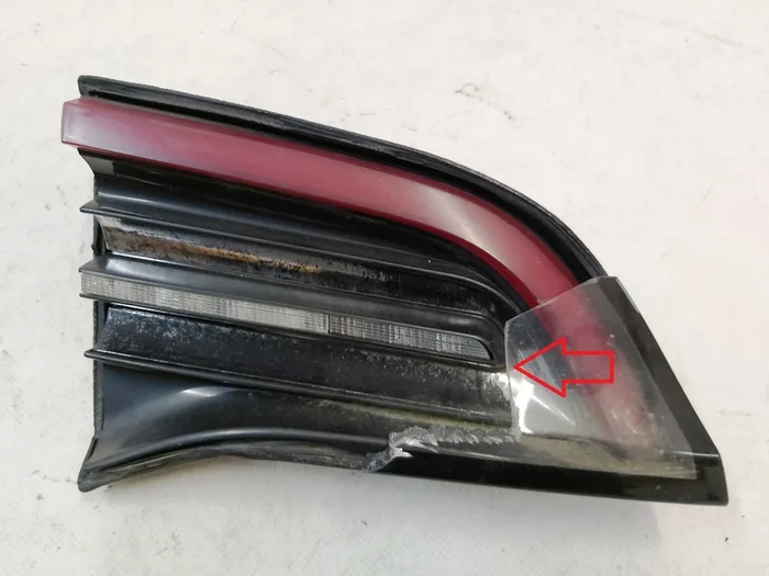 Venstre intern lampe 3 ben Tesla MODEL 3 (USA), MODEL Y (GLOBAL) 1077401-00-F