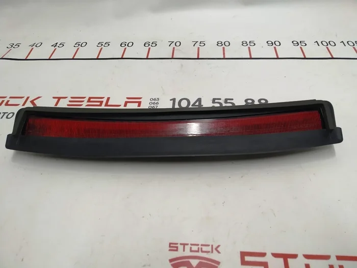Sinal de parada da prateleira do compartimento de bagagem Tesla Modelo 3, Modelo 3 Jan 20243 1077405-00-F
