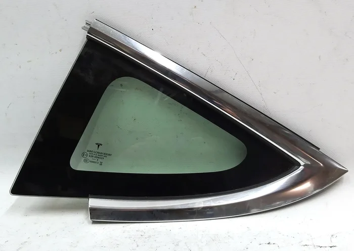 3 Achtervleugelglas (ruit) links achter met chroom Tesla model 3 1098757-00-G