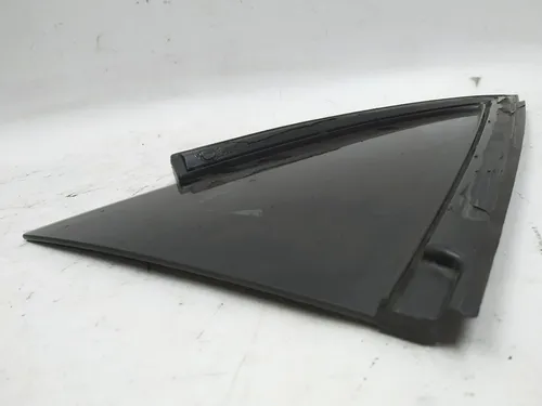 1080706-00 Vetro ala posteriore destra per auto elettrica Tesla Model 3. Un pezzo di ricambio originale per un'auto popolare dagli Stati Uniti. La parte ha un marchio di proprietà di una società americana. Il produttore consiglia vivamente di utilizza