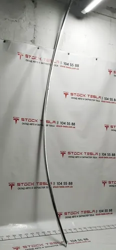 1 Sideliste venstre forkromet metal med skader Tesla model 3 1083519-00-D