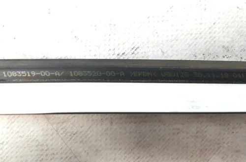 Bestyrelsesstøbningsside til højre krom metal med skade på Tesla Model 3 1083520-00-D