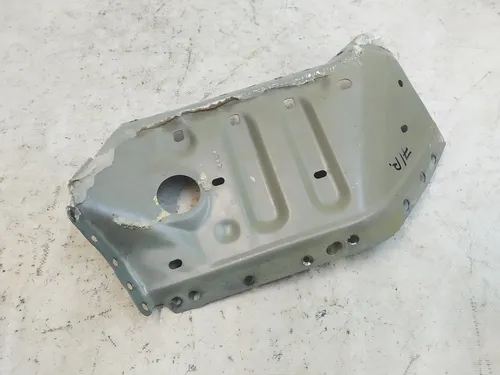 Panel spojující misku k výztužné desce nosníku (vnitřní panely karoserie) Tesla model 3, model Y 1084686-S0-D