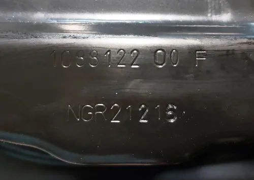 上部メイン バッテリ カバーの損傷 Tesla モデル 3 1088122-00-F