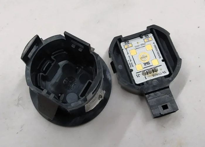 第二排座椅解锁按钮（7个座位）（不包括在内）Tesla Model X 1088344-00-E