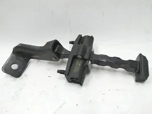 Dørbegrænseren for den forreste venstre Tesla Model 3, model 3. januar 2024 1089507-00-D