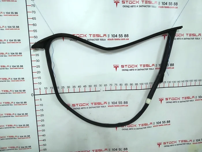 1 Ущільнювач дверного отвору переднього лівого Tesla model 3 1090499-00-K
