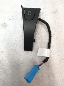 Il pulsante di apertura della porta posteriore sinistra con un rivestimento decorativo Tesla Matte Model 3 1090413