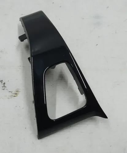 1 Декоративная накладка кнопки открытия двери задней левой (отломан фиксирующий усик) Tesla model 3 1090413-01-L