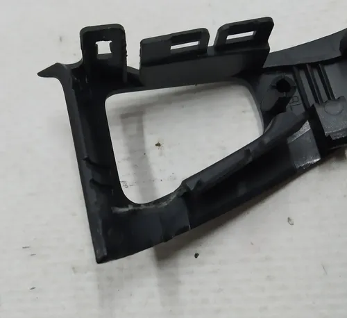 1 Декоративная накладка кнопки открытия двери задней левой (отломан фиксирующий усик) Tesla model 3 1090413-01-L