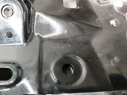 Un sfert din suportul stâng din spate al asamblării externe din stânga din spate Tesla Model 3 1899301-S0-1095507-00-E-E