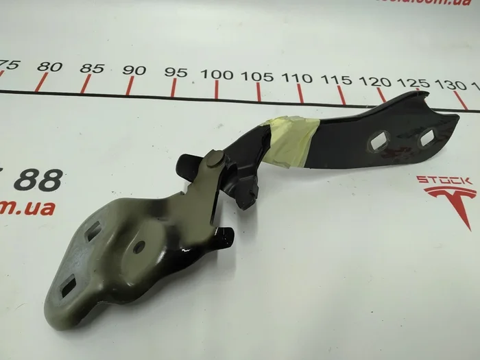 6 Pant upevnění kapoty, pravý Tesla model 3 1098793-00-D