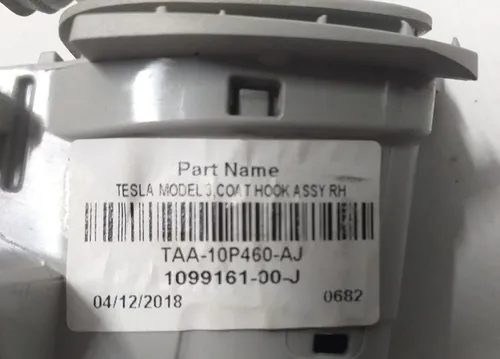 11 Pravý šatní háček Tesla model 3 1099161-00-J