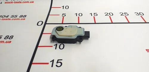 Модуль управления открытием вентиляционной решетки (центральный радиатор) Tesla model S, model S REST 1007256-00-K