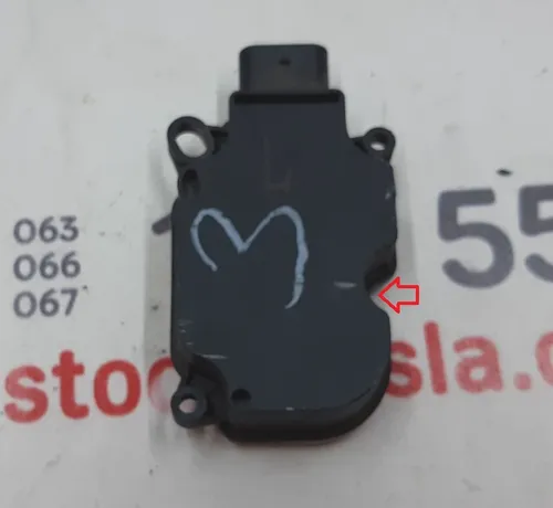 4 Ventilationsgallrets öppningskontrollmodul (central rad) vänster #3 med rotation Tesla modell S 1007256-00-K