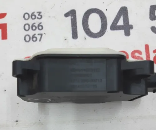 4 Ventilationsgallrets öppningskontrollmodul (central rad) vänster #3 med rotation Tesla modell S 1007256-00-K