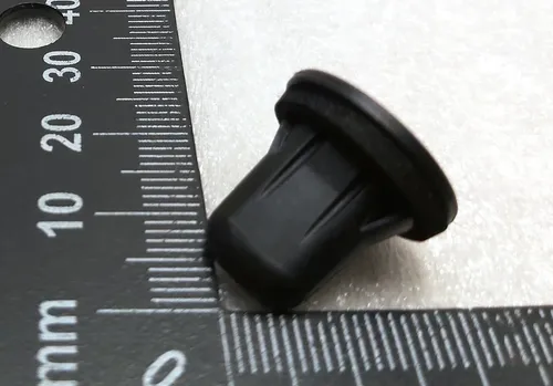 Hylsa för fixering av bakljus 8,2x12,2,1,3 GRIP,2WAY flat Tesla Model 3, Model Y, Model Y Feb 2025 1104926-00-B