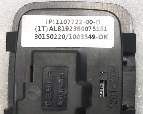 Not-Entriegelungstaste für die Motorhaube des Tesla Model 3 1107722-00-D