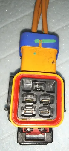 1109004-00-D z Tunnel högspännings huvudbatterikabel, komplett med konsoler och skyddshölje RWD Tesla modell 3 1109004-10-G; monterad med fästen 1109006-00-D, 1100169-00-D och skyddskåpa 1452329-01-C