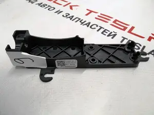 Wspornik przodu lewych lewych drzwi Tesli Model x 111532-00-B